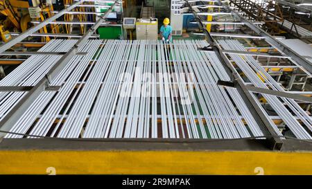 HAI'AN, CHINA - 28. JUNI 2023 - Arbeiter verarbeiten Aluminiumrahmen für Photovoltaik-Kraftwerke in einer Werkstatt in Hai'an, Provinz Jiangsu, China, Stockfoto