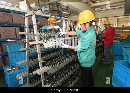 HAI'AN, CHINA - 28. JUNI 2023 - Arbeiter verarbeiten Aluminiumrahmen für Photovoltaik-Kraftwerke in einer Werkstatt in Hai'an, Provinz Jiangsu, China, Stockfoto