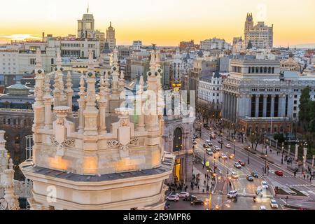 Spaniens Metropole bei Sonnenuntergang, die die Skyline von Madrid von oben zeigt Stockfoto