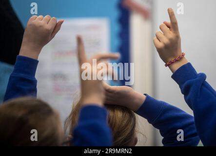 Aktenfoto vom 27. Juni 11/19 von Schulkindern während des Unterrichts an einer Grundschule, da die Regierung nicht über ausreichende Informationen verfügt, um „kritische“ Risiken für die Sicherheit von Schülern und Personal aufgrund einer Verschlechterung des Zustands von Schulgebäuden zu bewältigen, hat der Nationale Rechnungshof (NAO) gewarnt. Stockfoto