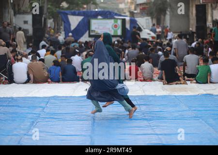 Gaza-Stadt, Palästina. 28. Juni 2023. Palästinensische Moslems führen am 28. Juni 2023 in einem offenen Gebiet in Gaza-Stadt, Gazastreifen, ein Eid al-Adha-Gebet auf. Foto: Ramez Habboub/ABACAPRESS.COM Kredit: Abaca Press/Alamy Live News Stockfoto