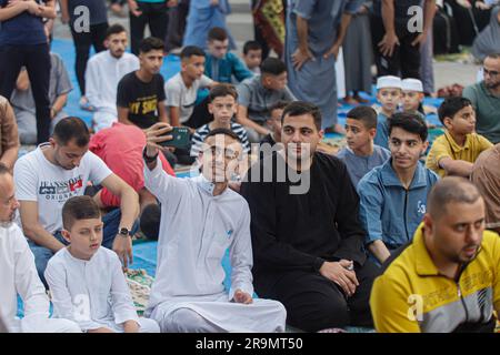 Gaza-Stadt, Palästina. 28. Juni 2023. Palästinensische Moslems führen am 28. Juni 2023 in einem offenen Gebiet in Gaza-Stadt, Gazastreifen, ein Eid al-Adha-Gebet auf. Foto: Ramez Habboub/ABACAPRESS.COM Kredit: Abaca Press/Alamy Live News Stockfoto