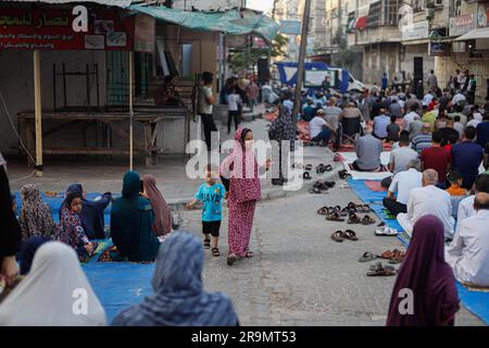 Gaza-Stadt, Palästina. 28. Juni 2023. Palästinensische Moslems führen am 28. Juni 2023 in einem offenen Gebiet in Gaza-Stadt, Gazastreifen, ein Eid al-Adha-Gebet auf. Foto: Ramez Habboub/ABACAPRESS.COM Kredit: Abaca Press/Alamy Live News Stockfoto