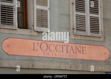 Bordeaux , Aquitaine France - 06 21 2023 : L'occitane en provence Logo und Textzeichen am Eingang Fassadenladen französische Kosmetik Stockfoto