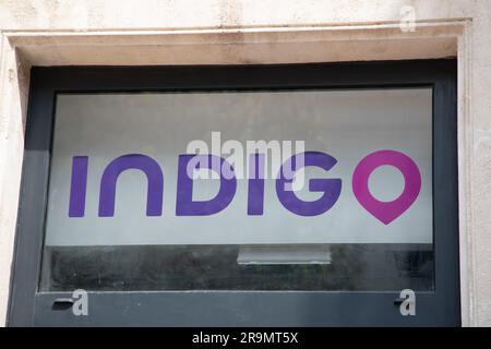 Bordeaux , Aquitaine Frankreich - 06 21 2023 : Indigo Logo Marke und Textzeichen Autos Parkplätze in der Stadt gebührenpflichtig für Auto und Mo Stockfoto