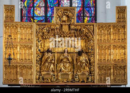 Danzig, Polen - 9. September 2020: Hauptaltar der Marienkirche (Basilika Mariacka) in Danzig. Der Altar ist das Werk von Michael von Augsburg. Stockfoto