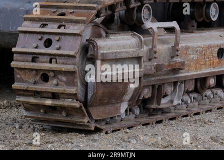 Rostige Raupenbagger fahren auf einer Baustelle in Zürich Stockfoto