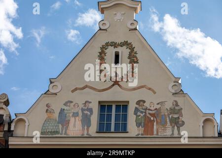 Danzig, Polen - 6. September 2020: Die Fassade des restaurierten danziger Patrizierhauses auf dem Long Market. Pommern, Polen Stockfoto