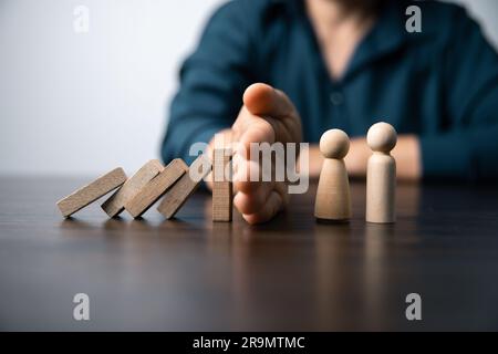 Versicherungen sind eine Art Schutz, Sicherheitskonzept. Die Versicherung ist eine Geschäftsinvestition. Das Symbol der Versicherung sind Hausdächer, Autos. Unter U Stockfoto