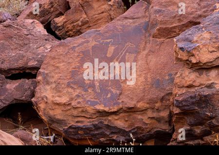 Die Giraffenfigur in Twyfelfontein (Afrikaans: Unsicherer Frühling), offiziell bekannt als ǀUi-ǁAis (Damara/Nama: Springwasserloch), ist eine Stätte des antiken roc Stockfoto