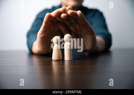 Versicherungen sind eine Art Schutz, Sicherheitskonzept. Die Versicherung ist eine Geschäftsinvestition. Das Symbol der Versicherung sind Hausdächer, Autos. Unter U Stockfoto