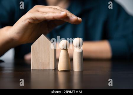 Versicherungen sind eine Art Schutz, Sicherheitskonzept. Die Versicherung ist eine Geschäftsinvestition. Das Symbol der Versicherung sind Hausdächer, Autos. Unter U Stockfoto