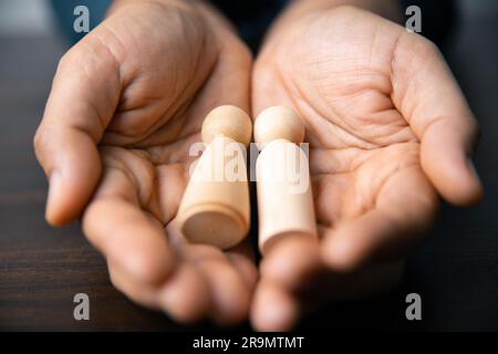 Versicherungen sind eine Art Schutz, Sicherheitskonzept. Die Versicherung ist eine Geschäftsinvestition. Das Symbol der Versicherung sind Hausdächer, Autos. Unter U Stockfoto