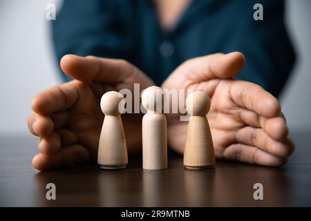 Versicherungen sind eine Art Schutz, Sicherheitskonzept. Die Versicherung ist eine Geschäftsinvestition. Das Symbol der Versicherung sind Hausdächer, Autos. Unter U Stockfoto