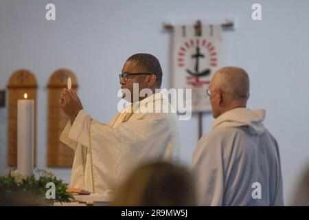 Der katholische Priester bereitet während der Messe die eucharistische Heilige Kommunion vor Stockfoto