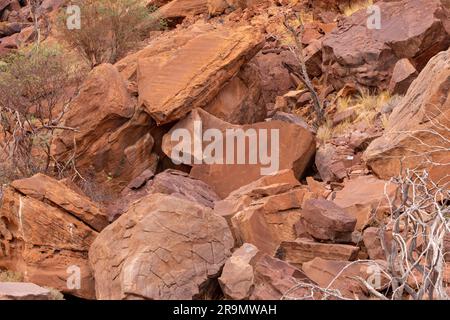 Twyfelfontein (Afrikaans: Ungewisser Frühling), offiziell bekannt als ǀUi-ǁAis (Damara/Nama: Springwasserloch), ist eine Stätte alter Felsstiche in diesem Stockfoto