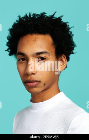 Nahaufnahme eines seriösen, schwarzen Mannes, der in die Kamera schaut Stockfoto