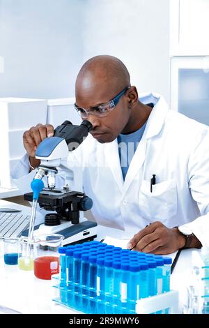 Afroamerikanischer Wissenschaftler, Der Unter Dem Mikroskop Sucht. Wissenschaftliches Labor, Experiment, Medizin, Impfstoff, Biotechnologie Forschung Stockfoto