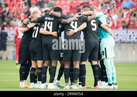 Toronto, Kanada. 27. Juni 2023. Kanadische Spieler treffen sich vor dem CONCACAF Gold Cup, dem Gruppenspiel zwischen Kanada und Guadeloupe auf dem BMO Field in Toronto. Das Spiel endete 2:2. Kredit: SOPA Images Limited/Alamy Live News Stockfoto