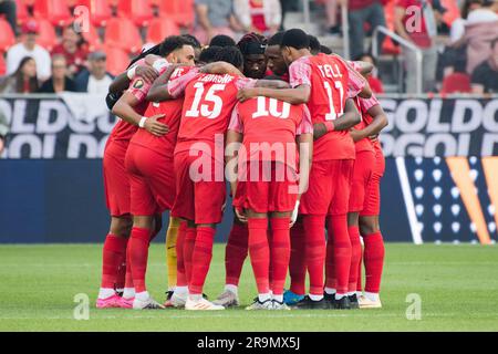 Toronto, Kanada. 27. Juni 2023. Guadeloupische Spieler treffen sich vor dem CONCACAF Gold Cup, dem Gruppenspiel zwischen Kanada und Guadeloupe auf dem BMO Field in Toronto. Das Spiel endete 2:2. Kredit: SOPA Images Limited/Alamy Live News Stockfoto