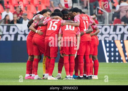 Toronto, Kanada. 27. Juni 2023. Guadeloupische Spieler treffen sich vor dem CONCACAF Gold Cup, dem Gruppenspiel zwischen Kanada und Guadeloupe auf dem BMO Field in Toronto. Das Spiel endete 2:2. (Foto: Angel Marchini/SOPA Images/Sipa USA) Guthaben: SIPA USA/Alamy Live News Stockfoto