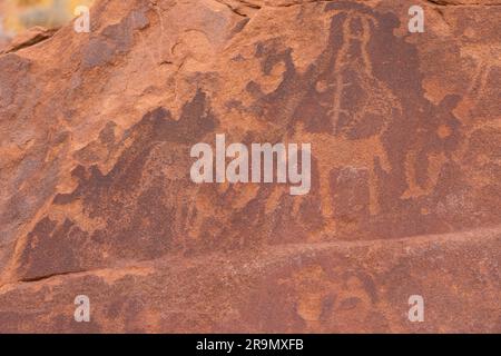 Twyfelfontein (Afrikaans: Ungewisser Frühling), offiziell bekannt als ǀUi-ǁAis (Damara/Nama: Springwasserloch), ist eine Stätte alter Felsstiche in diesem Stockfoto