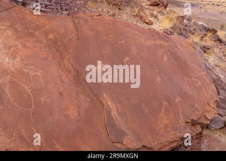 Twyfelfontein (Afrikaans: Ungewisser Frühling), offiziell bekannt als ǀUi-ǁAis (Damara/Nama: Springwasserloch), ist eine Stätte alter Felsstiche in diesem Stockfoto