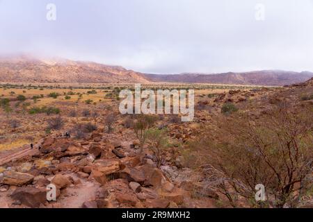 Twyfelfontein (Afrikaans: Ungewisser Frühling), offiziell bekannt als ǀUi-ǁAis (Damara/Nama: Springwasserloch), ist eine Stätte alter Felsstiche in diesem Stockfoto