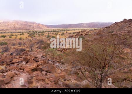 Twyfelfontein (Afrikaans: Ungewisser Frühling), offiziell bekannt als ǀUi-ǁAis (Damara/Nama: Springwasserloch), ist eine Stätte alter Felsstiche in diesem Stockfoto