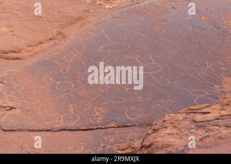 Eine Tierherde, die bei Twyfelfontein (Afrikaans: Unsicherer Frühling) in Felsen eingraviert wurde und offiziell als ǀUi-ǁAis (Damara/Nama: Springwasserloch) bekannt ist, ist eine Stockfoto