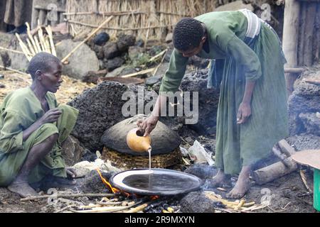 Afrika, Äthiopien, Lalibela, Frau kocht Injera (Injera ist ein Sauerteig-Raufenbrot mit einer einzigartigen, leicht schwammigen Textur. Traditionell hergestellt o Stockfoto