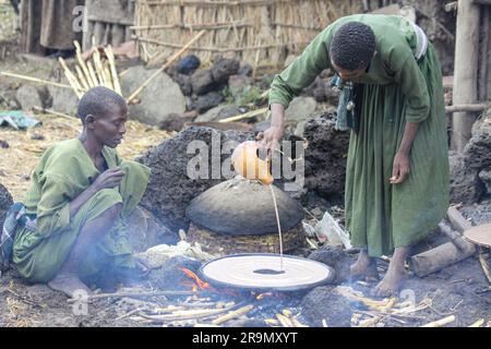 Afrika, Äthiopien, Lalibela, Frau kocht Injera (Injera ist ein Sauerteig-Raufenbrot mit einer einzigartigen, leicht schwammigen Textur. Traditionell hergestellt o Stockfoto