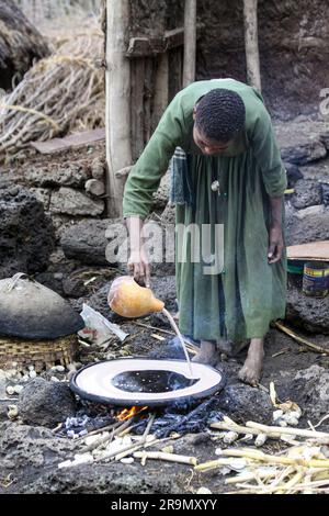 Afrika, Äthiopien, Lalibela, Frau kocht Injera (Injera ist ein Sauerteig-Raufenbrot mit einer einzigartigen, leicht schwammigen Textur. Traditionell hergestellt o Stockfoto