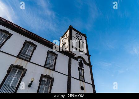 Vila Franca do Campo, Portugal - 5. Juli 2022: Blick auf die Altstadt am Abend im Sommer. Stockfoto