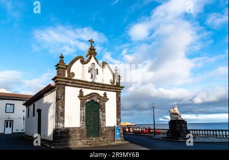 Vila Franca do Campo, Portugal - 5. Juli 2022: Blick auf die Altstadt am Abend im Sommer. Stockfoto