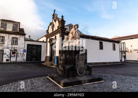 Vila Franca do Campo, Portugal - 5. Juli 2022: Blick auf die Altstadt am Abend im Sommer. Stockfoto