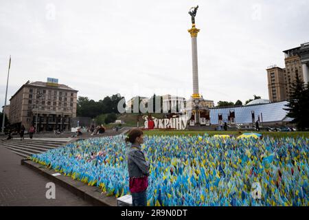 Kiew, Ukraine. 27. Juni 2023. Ukrainische Flaggen zum Gedenken an diejenigen, die während des Krieges am Maidan Nezalezhnosti (Unabhängigkeitsplatz) in Kiew, Ukraine, am 26. Juni 2023 getötet wurden. Kredit: Ondrej Deml/CTK Photo/Alamy Live News Stockfoto