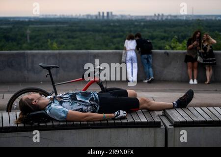 Kiew, Ukraine. 27. Juni 2023. Radfahrer ruhen am Maidan Nezalezhnosti (Unabhängigkeitsplatz) in Kiew, Ukraine, 26. Juni 2023. Kredit: Ondrej Deml/CTK Photo/Alamy Live News Stockfoto