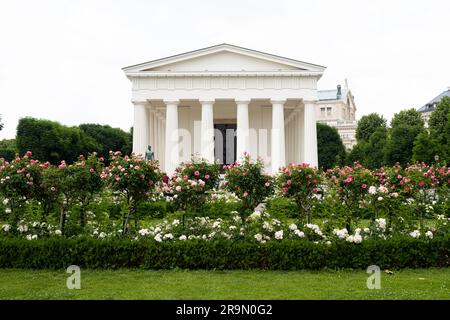 Tempel von Theseus Theseustempel, Blick vom Volksgarten. 7. Juni 2023, Österreich, Wien. Stockfoto