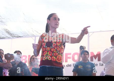 Cuautla, Mexiko. 27. Juni 2023. 27. Juni 2023 in Cuautla, Mexiko: Claudia Sheinbaum Pardo, die vor dem Präsidentschaftskandidat Mexikos für die Morena-Partei kandidiert, setzt bei einer Kundgebung auf der Plaza del Tren Escenico von Cuautla ihren Campaig des Staates Morelos als Kandidatin für die Präsidentschaft von Morena fort. Am 27. Juni 2023 in Cuautla, Mexiko. (Foto: Carlos Santiago/Kredit: Eyepix Group/Alamy Live News Stockfoto