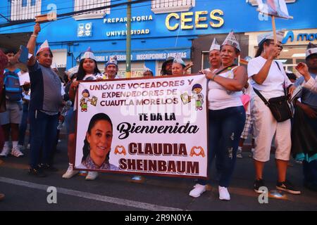 Cuautla, Mexiko. 27. Juni 2023. 27. Juni 2023 in Cuautla, Mexiko: Claudia Sheinbaum Pardo, die vor dem Präsidentschaftskandidat Mexikos für die Morena-Partei kandidiert, setzt bei einer Kundgebung auf der Plaza del Tren Escenico von Cuautla ihren Campaig des Staates Morelos als Kandidatin für die Präsidentschaft von Morena fort. Am 27. Juni 2023 in Cuautla, Mexiko. (Foto: Carlos Santiago/Kredit: Eyepix Group/Alamy Live News Stockfoto