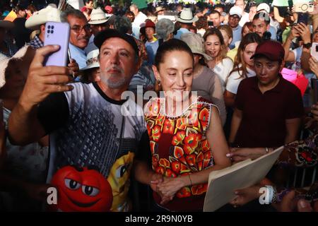 Cuautla, Mexiko. 27. Juni 2023. 27. Juni 2023 in Cuautla, Mexiko: Claudia Sheinbaum Pardo, die vor dem Präsidentschaftskandidat Mexikos für die Morena-Partei kandidiert, setzt bei einer Kundgebung auf der Plaza del Tren Escenico von Cuautla ihren Campaig des Staates Morelos als Kandidatin für die Präsidentschaft von Morena fort. Am 27. Juni 2023 in Cuautla, Mexiko. (Foto: Carlos Santiago/Kredit: Eyepix Group/Alamy Live News Stockfoto