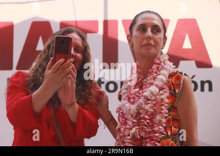 27. Juni 2023 in Cuautla, Mexiko: Claudia Sheinbaum Pardo, die vor dem Präsidentschaftskandidat Mexikos für die Morena-Partei kandidiert, setzt bei einer Kundgebung auf der Plaza del Tren Escenico von Cuautla ihren Campaig des Staates Morelos als Kandidatin für die Präsidentschaft von Morena fort. Am 27. Juni 2023 in Cuautla, Mexiko. (Kreditbild: © Carlos Santiago/Eyepix via ZUMA Press Wire) NUR REDAKTIONELLE VERWENDUNG! Nicht für den kommerziellen GEBRAUCH! Stockfoto