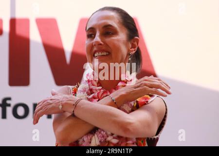 Cuautla, Mexiko. 27. Juni 2023. 27. Juni 2023 in Cuautla, Mexiko: Claudia Sheinbaum Pardo, die Kandidatin für die Präsidentschaft Mexikos für die Morena-Partei, setzt bei einer Kundgebung auf der Plaza del Tren Escenico von Cuautla ihre Kampagne für den Staat Morelos als Kandidatin für die Präsidentschaft von Morena fort. Am 27. Juni 2023 in Cuautla, Mexiko. (Foto: Carlos Santiago/Eyepix Group/Sipa USA) Guthaben: SIPA USA/Alamy Live News Stockfoto