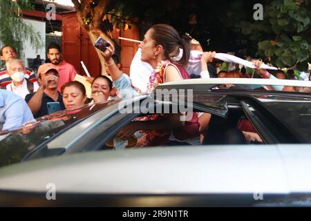 Cuautla, Mexiko. 27. Juni 2023. 27. Juni 2023 in Cuautla, Mexiko: Claudia Sheinbaum Pardo, die Kandidatin für die Präsidentschaft Mexikos für die Morena-Partei, setzt bei einer Kundgebung auf der Plaza del Tren Escenico von Cuautla ihre Kampagne für den Staat Morelos als Kandidatin für die Präsidentschaft von Morena fort. Am 27. Juni 2023 in Cuautla, Mexiko. (Foto: Carlos Santiago/Eyepix Group/Sipa USA) Guthaben: SIPA USA/Alamy Live News Stockfoto