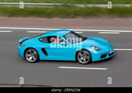 2018 Blauer Porsche 718 Cayman S-A T 300 PDK Auto Start/Stop Car Coupé Benzinmotor 1988 ccm Fahrt mit Höchstgeschwindigkeit auf der Autobahn M6 im Großraum Manchester, Großbritannien Stockfoto