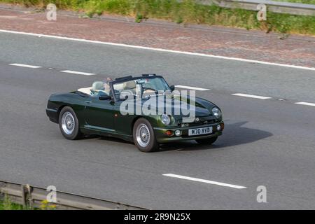 1994 90s Neunziger Woodcote Green MG RV8 V8 British Sports Car Rover V8 Motor 4000 ccm; Fahrt mit hoher Geschwindigkeit auf der Autobahn M6 im Großraum Manchester, Großbritannien Stockfoto