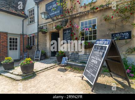 The George Inn, der älteste Pub in Lacock, Wiltshire, England, aus dem Jahr 1361 Stockfoto