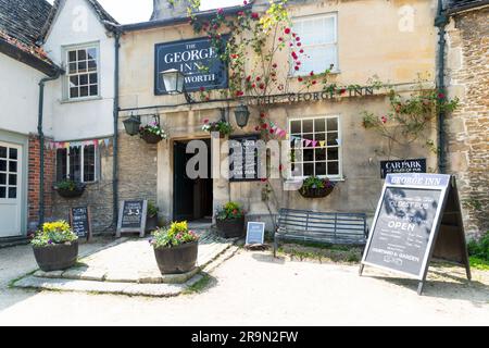 The George Inn, der älteste Pub in Lacock, Wiltshire, England, aus dem Jahr 1361 Stockfoto