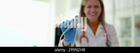 Arzt der Ultraschalldiagnostik, der die Sonde in der Hand hält, in der klinischen Nahaufnahme Stockfoto